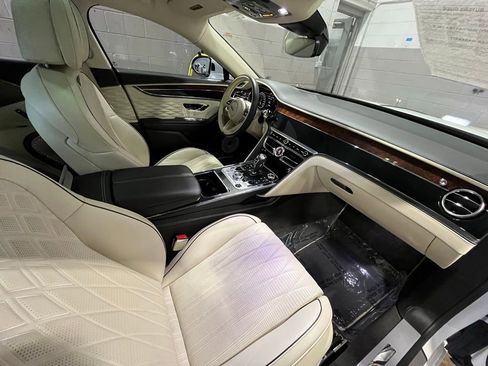Used 2022 Bentley Flying Spur V8 image 32