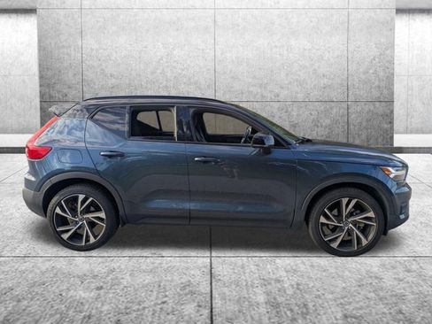 Used 2022 Volvo XC40 T5 R-Design w/ Climate Package image 3