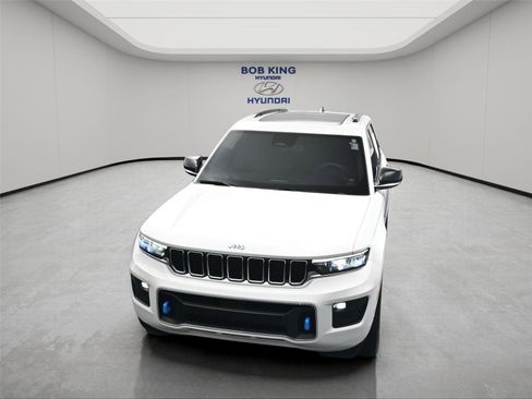 Used 2023 Jeep Grand Cherokee Overland w/ Luxury Tech Group IV AWD/4WD image 24