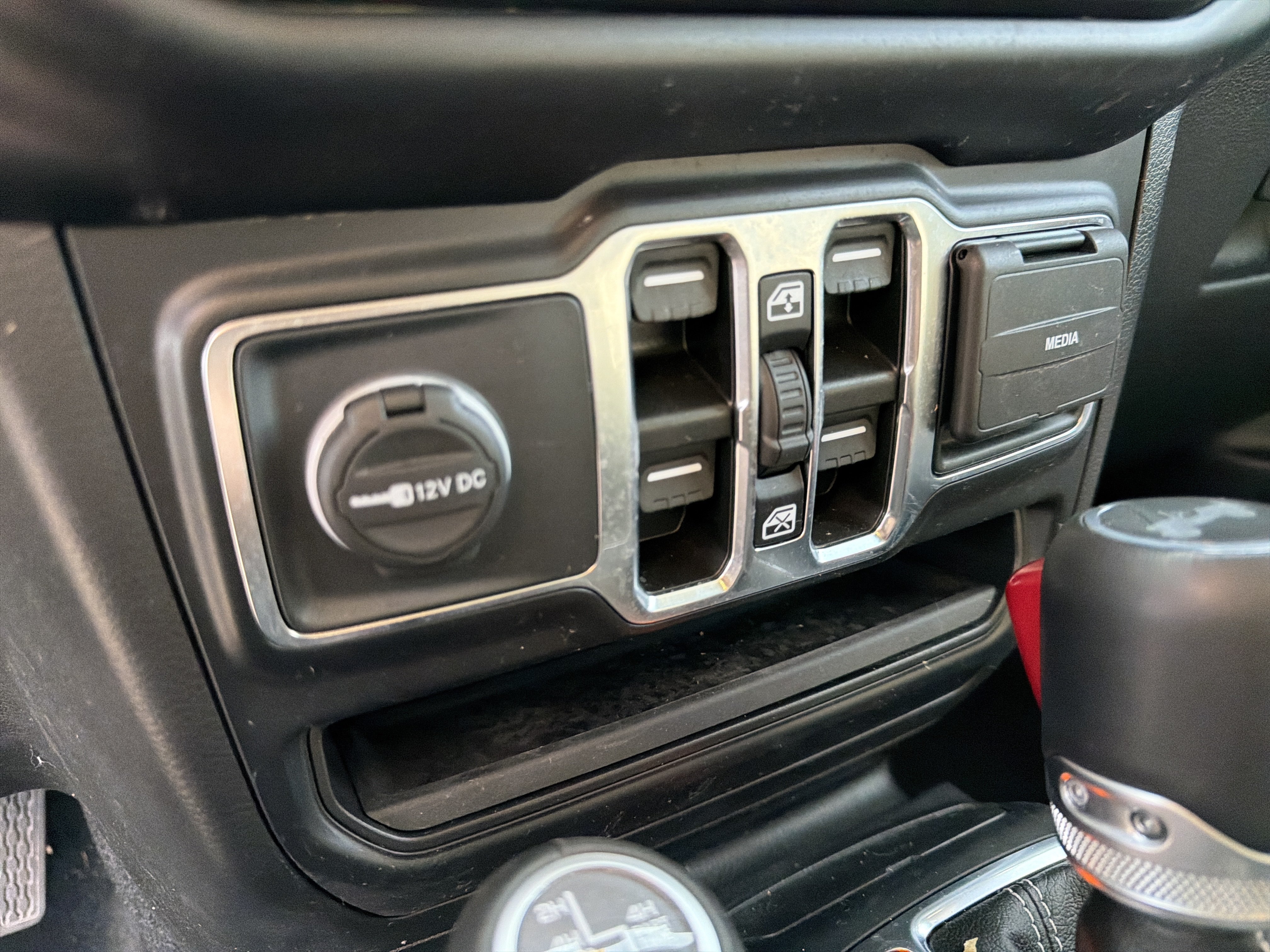 Used 2022 Jeep Wrangler Unlimited Sahara w/ Cold Weather Group AWD/4WD image 17