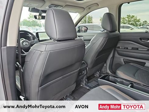 Used 2025 Nissan Pathfinder Platinum AWD/4WD image 30