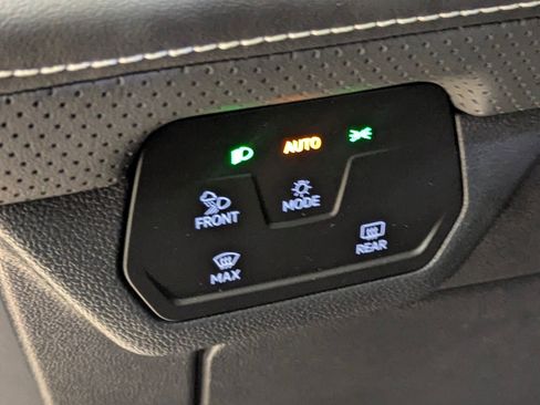 Used 2025 Volkswagen Atlas SE w/ Panoramic Sunroof Package image 17