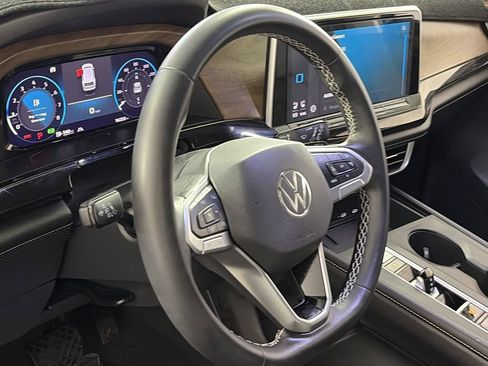 Used 2025 Volkswagen Atlas SE AWD/4WD image 12