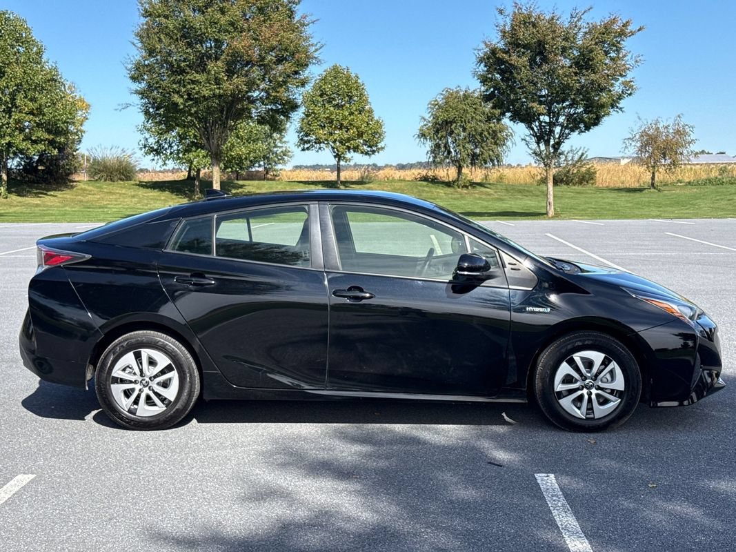 Used 2017 Toyota Prius Two w/ Carpet Mat Package FWD image 9