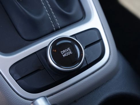 Used 2024 Hyundai Venue SEL FWD image 11