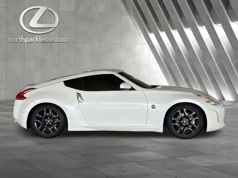 Used 2017 Nissan 370Z Touring RWD image 4
