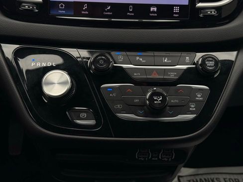Used 2025 Chrysler Pacifica Select image 37