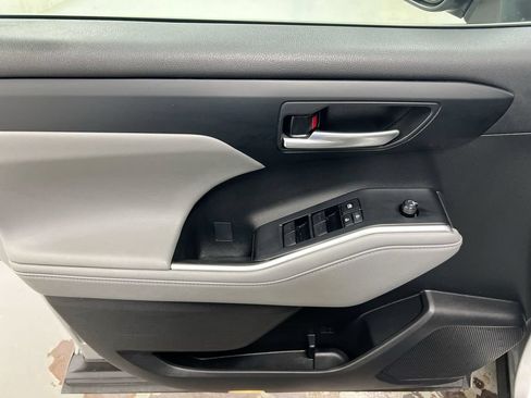 Used 2023 Toyota Highlander XLE FWD image 22