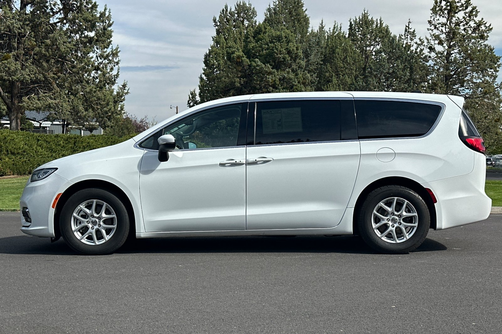 Used 2023 Chrysler Pacifica Touring-L FWD image 7