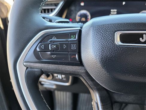 Used 2023 Jeep Grand Cherokee Limited image 23