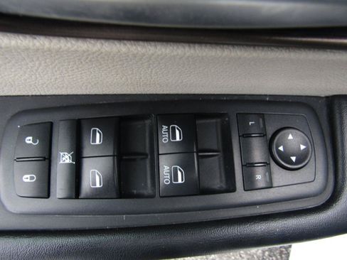 Used 2018 Chrysler Pacifica Touring-L w/ Advanced Safetytec Group FWD image 11