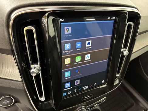 Used 2024 Volvo XC40 B5 Core image 25