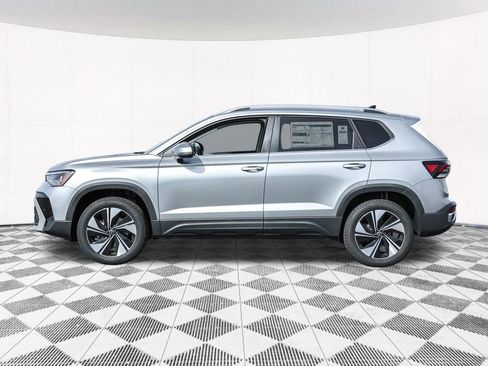New 2025 Volkswagen Taos SE image 18