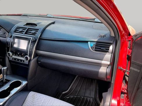 Used 2014 Toyota Camry SE FWD image 18
