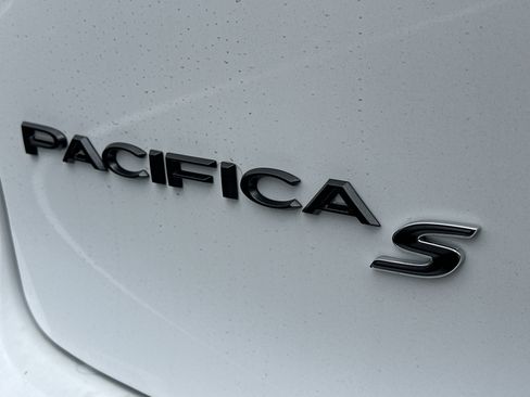 New 2026 Chrysler Pacifica Limited FWD image 16