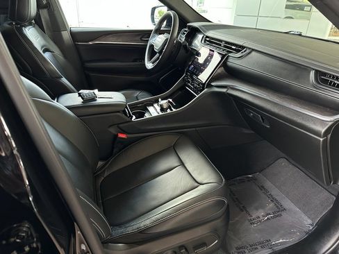 Used 2025 Jeep Grand Cherokee Overland AWD/4WD image 15