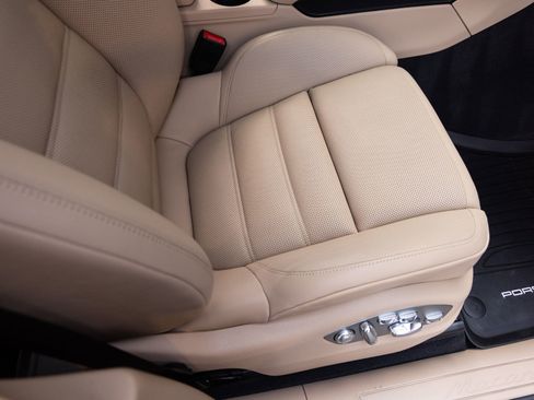 Certified 2025 Porsche Macan AWD/4WD image 34