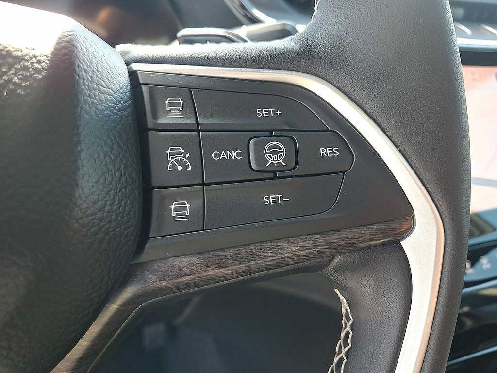 Used 2026 Jeep Grand Cherokee Limited AWD/4WD image 24
