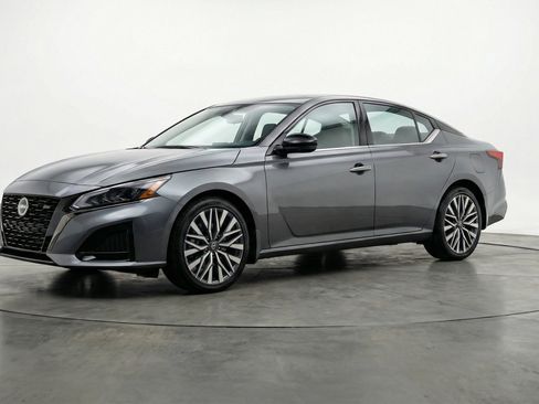 Used 2025 Nissan Altima 2.5 SV FWD image 3
