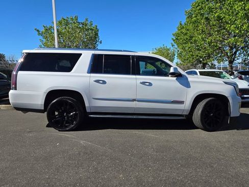 Used 2016 Cadillac Escalade ESV Luxury image 3