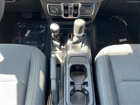 New 2025 Jeep Gladiator Sport image 21