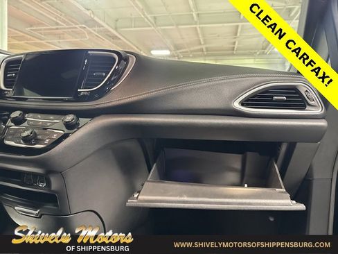 Used 2024 Chrysler Pacifica Touring image 44