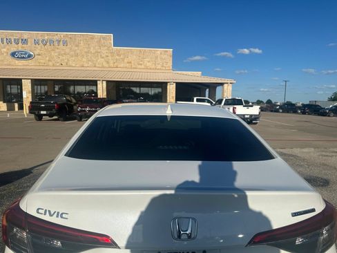 Used 2023 Honda Civic Touring image 4
