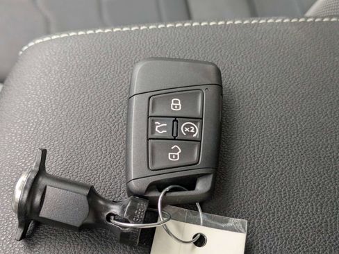 Certified 2025 Volkswagen Taos SE w/ Panoramic Sunroof Package image 41