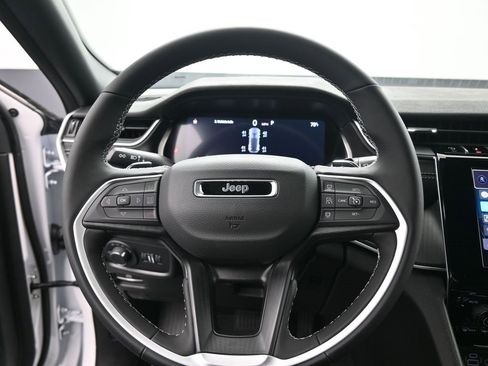 New 2025 Jeep Grand Cherokee Altitude image 28