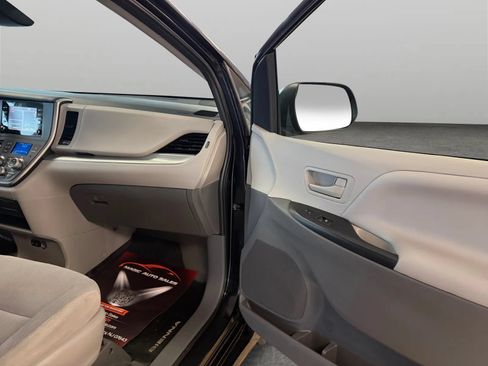 Used 2020 Toyota Sienna L FWD image 21