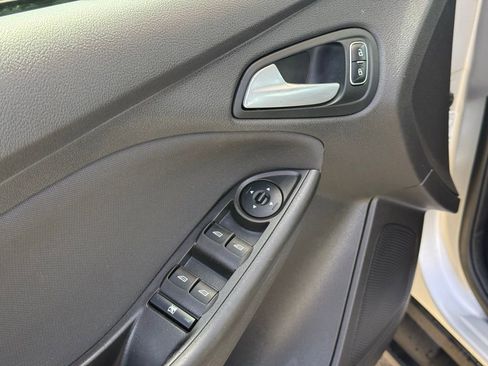 Used 2018 Ford Focus SE FWD image 12