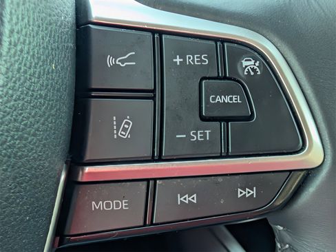 Used 2024 Toyota Highlander XLE image 24