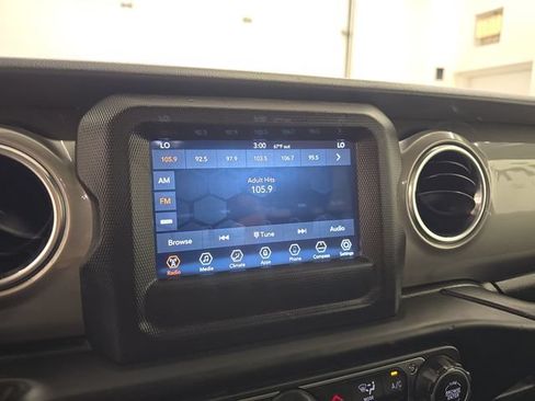 Used 2019 Jeep Wrangler Unlimited Sahara AWD/4WD image 22