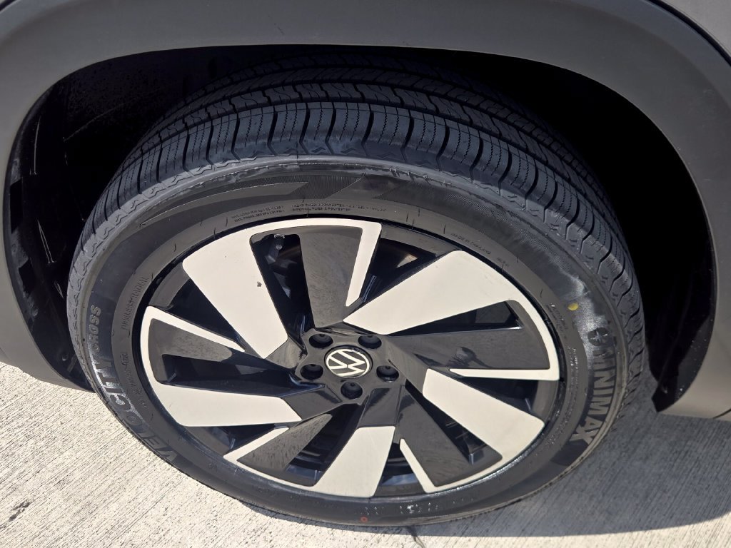 Certified 2024 Volkswagen Atlas Cross Sport SE FWD image 10