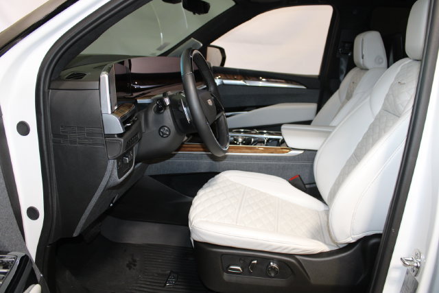 Used 2025 Cadillac Escalade Sport Platinum w/ LPO, ONYX Package AWD/4WD image 8