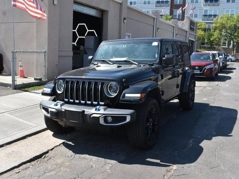 Used 2025 Jeep Wrangler Unlimited Sahara AWD/4WD image 3