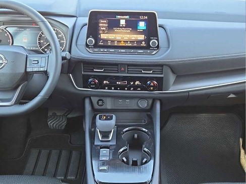 Used 2025 Nissan Rogue SV FWD image 16