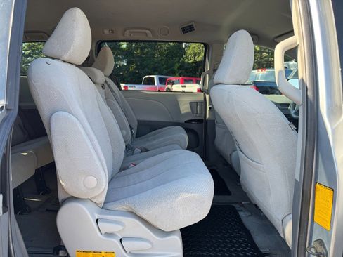 Used 2013 Toyota Sienna LE image 19