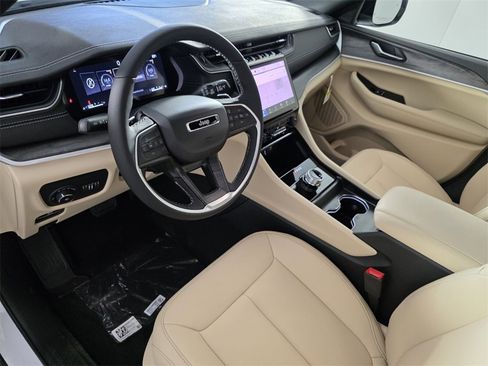 New 2025 Jeep Grand Cherokee Limited image 10