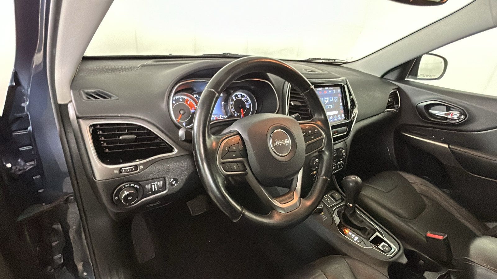 Used 2020 Jeep Cherokee Limited AWD/4WD image 16