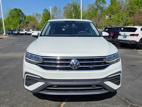 Used 2023 Volkswagen Tiguan SE w/ Panoramic Sunroof Package image 11