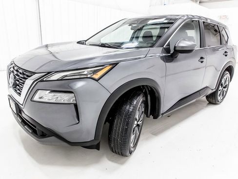 Used 2023 Nissan Rogue SV image 2