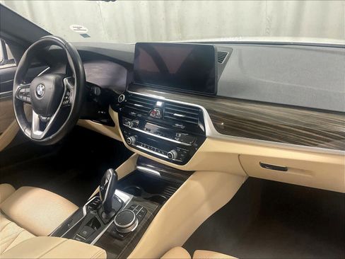 Used 2022 BMW 530i xDrive w/ Premium Package image 14