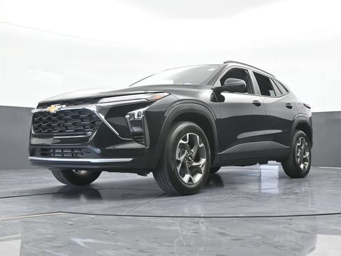 Used 2025 Chevrolet Trax LT FWD image 52