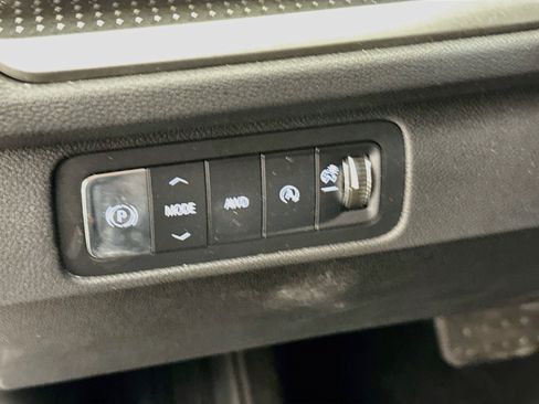 Used 2025 Chevrolet Traverse LT AWD/4WD image 17