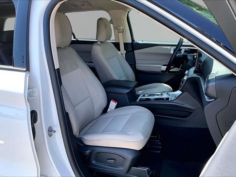 Used 2024 Ford Explorer XLT AWD/4WD image 9