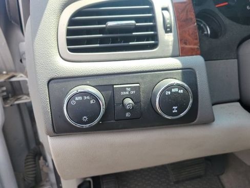 Used 2014 Chevrolet Suburban LT w/ Luxury Package AWD/4WD image 12