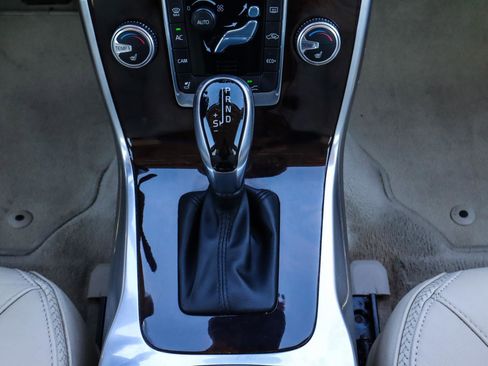 Used 2016 Volvo XC70 T5 Platinum w/ Protection Package image 31