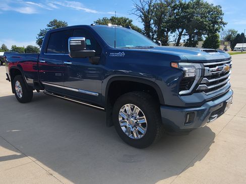 Used 2024 Chevrolet Silverado 3500 High Country w/ High Country Premium Package AWD/4WD image 3