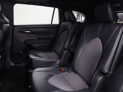 Used 2024 Toyota Highlander XSE FWD image 32